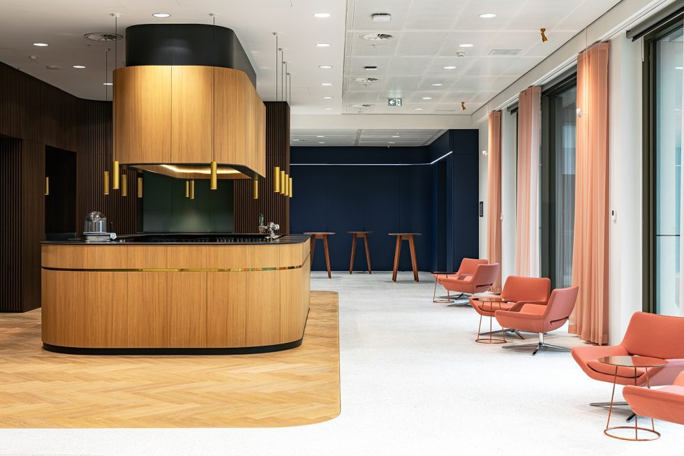 深暖色現(xiàn)代簡(jiǎn)約風(fēng)辦公室裝修設(shè)計(jì)暖色調(diào)洽談廳