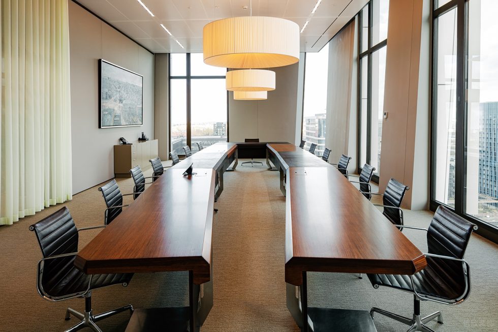 深暖色現(xiàn)代簡(jiǎn)約風(fēng)辦公室裝修設(shè)計(jì)暖色調(diào)商務(wù)座談室