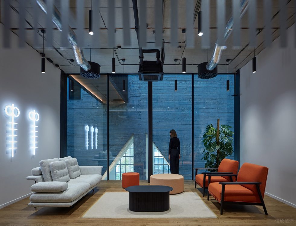 深色工業(yè)風(fēng)辦公室裝修設(shè)計(jì)暖色調(diào)會客接待室