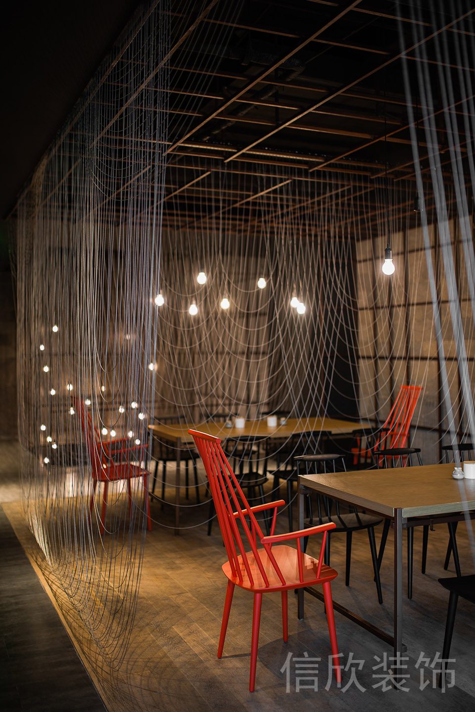 深圳福田沙嘴面館鋼木餐桌紅色餐椅裝修設計