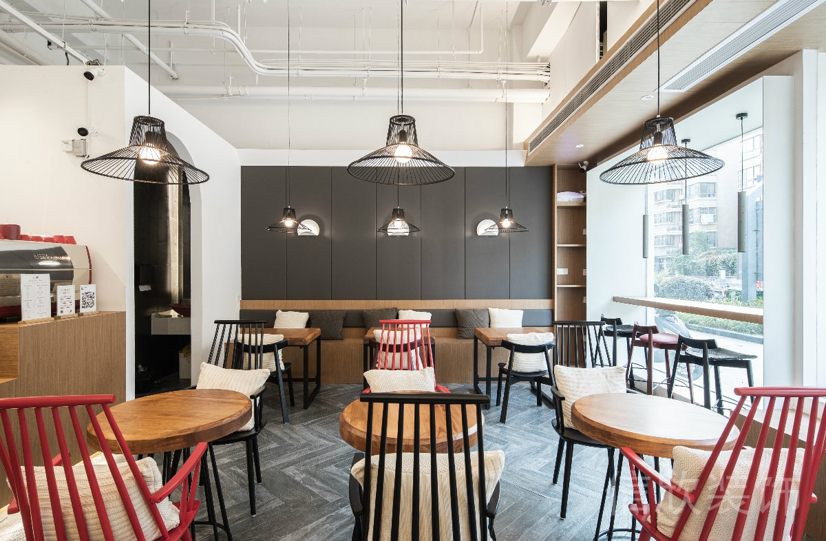 深圳羅湖國貿(mào)面包店地面魚骨紋防滑木紋地磚裝修設(shè)計(jì)