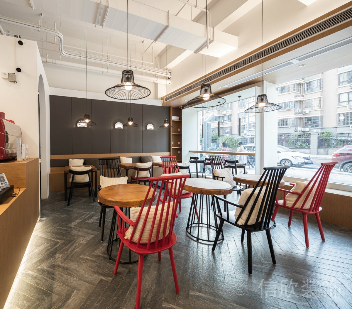 深圳羅湖國貿(mào)面包店深咖啡色墻面軟包裝修設(shè)計(jì)