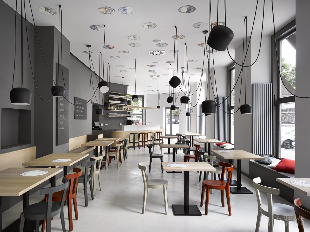 深圳南山區(qū)前海面包店餐區(qū)彩色餐桌椅裝修設計