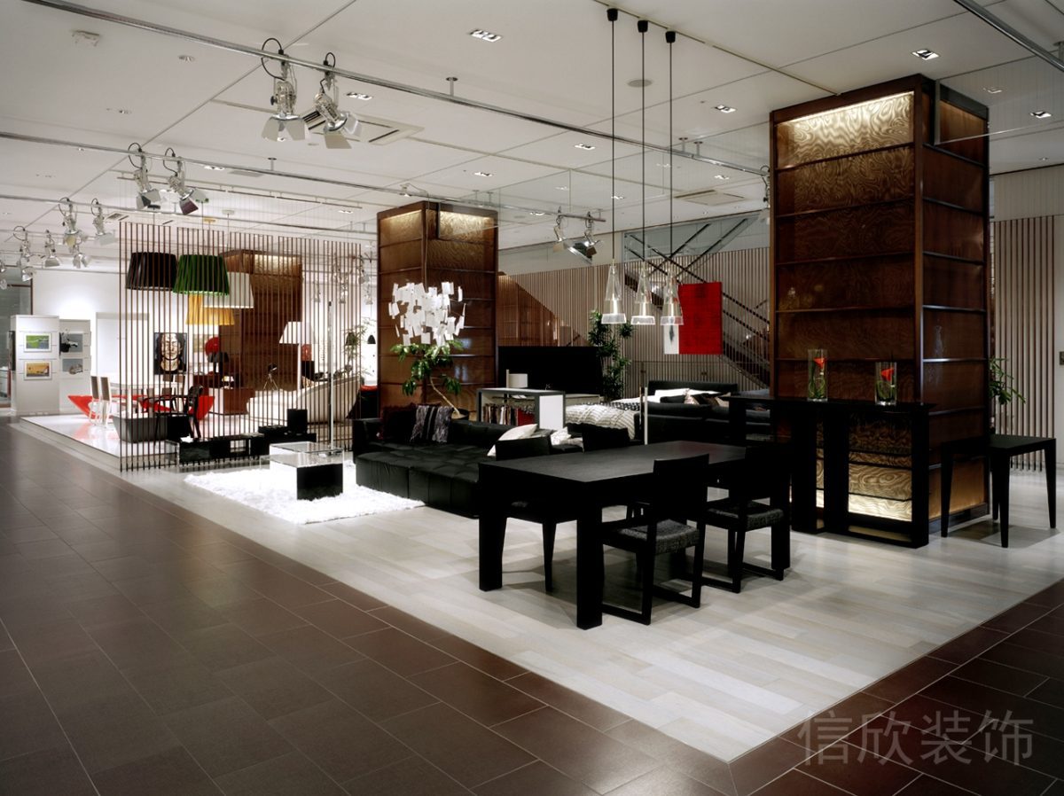 深圳羅湖區(qū)金光華廣場珠寶飾品店裝修 洽談體驗(yàn)區(qū)深色實(shí)木桌椅