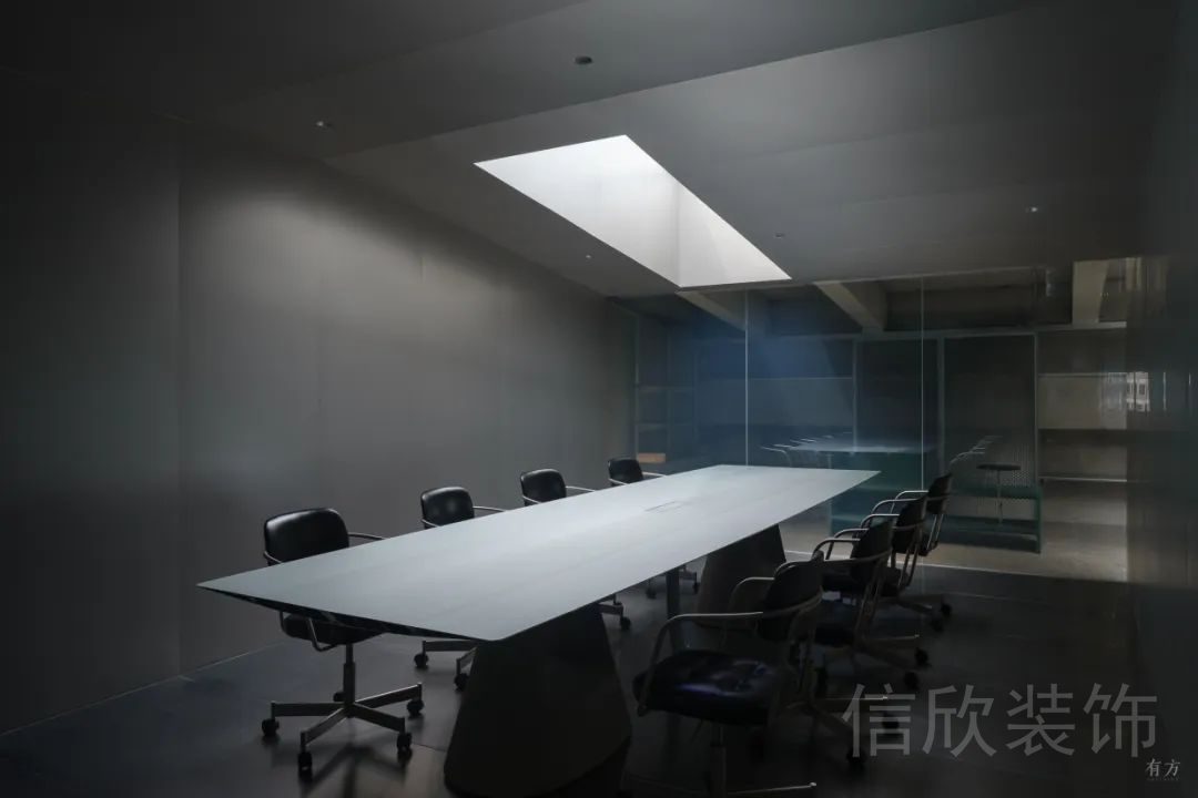 暗黑風(fēng)鏤空式天花板玻璃窗會(huì)議室裝修設(shè)計(jì)