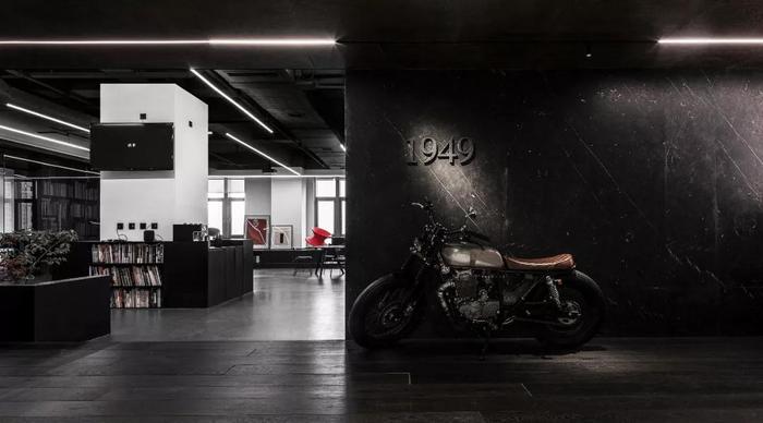 暗黑現(xiàn)代風(fēng)辦公空間過道黑色石材背景墻裝修設(shè)計