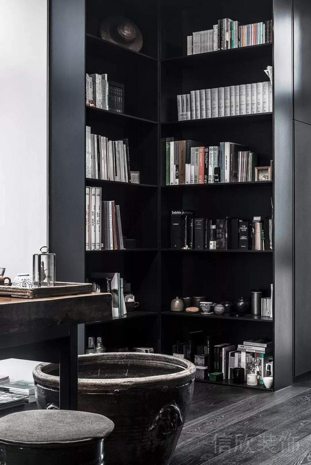 暗黑現(xiàn)代風(fēng)辦公空間黑色烤漆板柜體裝修設(shè)計