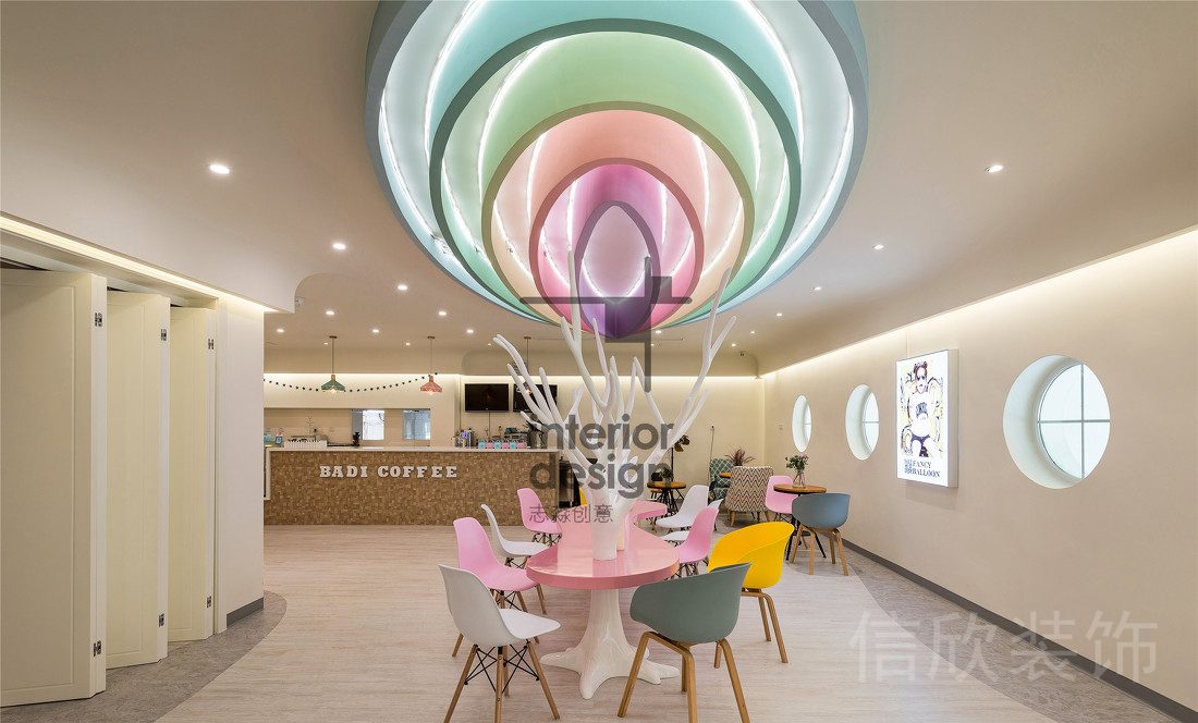 彩虹擴展式吊頂原木風(fēng)少兒培訓(xùn)大堂前臺