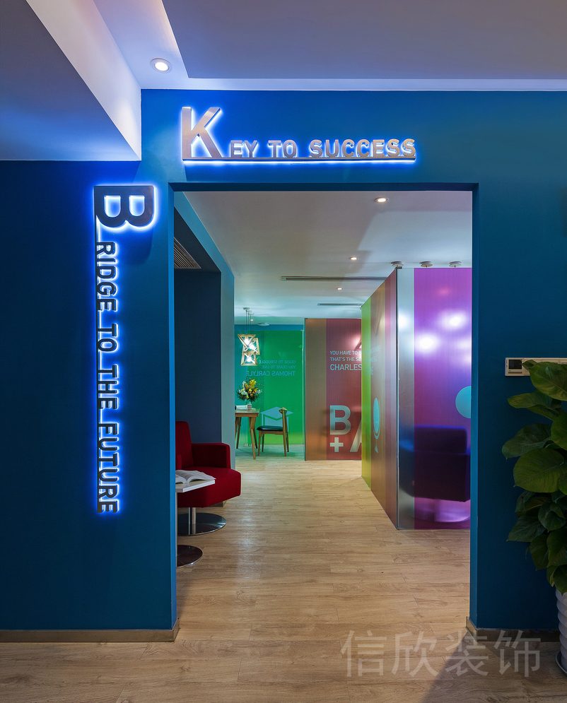 深圳羅湖區(qū)筍崗KB英文外語交流學(xué)習(xí)培訓(xùn)中心入戶大門門頭發(fā)光字裝修設(shè)計