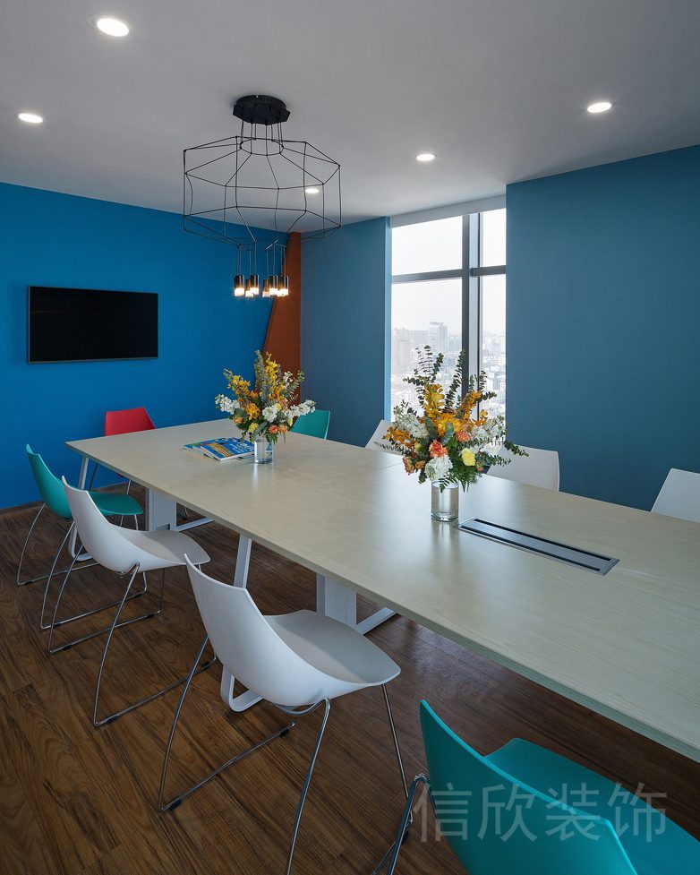 深圳市KB英語(yǔ)筍崗機(jī)構(gòu)興趣青少年培訓(xùn)中心會(huì)議室多人討論裝修設(shè)計(jì)