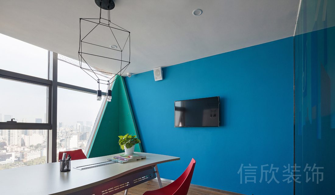 羅湖區(qū)KB青少年培訓(xùn)中心紅藍綠多彩會議教室室演講多功能教室裝修設(shè)計