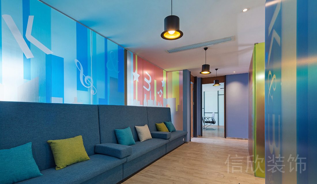 羅湖區(qū)深圳寶能中心大廈工作室KB青少年培訓(xùn)興趣班沙龍自然拼讀教育過道休息沙發(fā)裝修設(shè)計