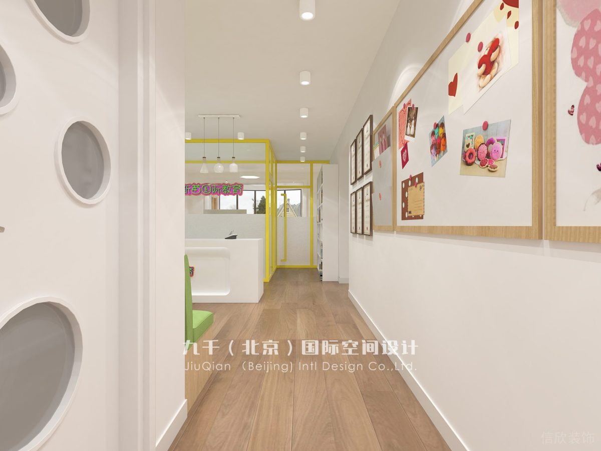 深圳市寶安區(qū)西鄉(xiāng)白鹿廣場(chǎng)新苗國(guó)際教育中心過道視角幼兒培訓(xùn)教育機(jī)構(gòu)白班墻壁木框形象版裝修設(shè)計(jì)