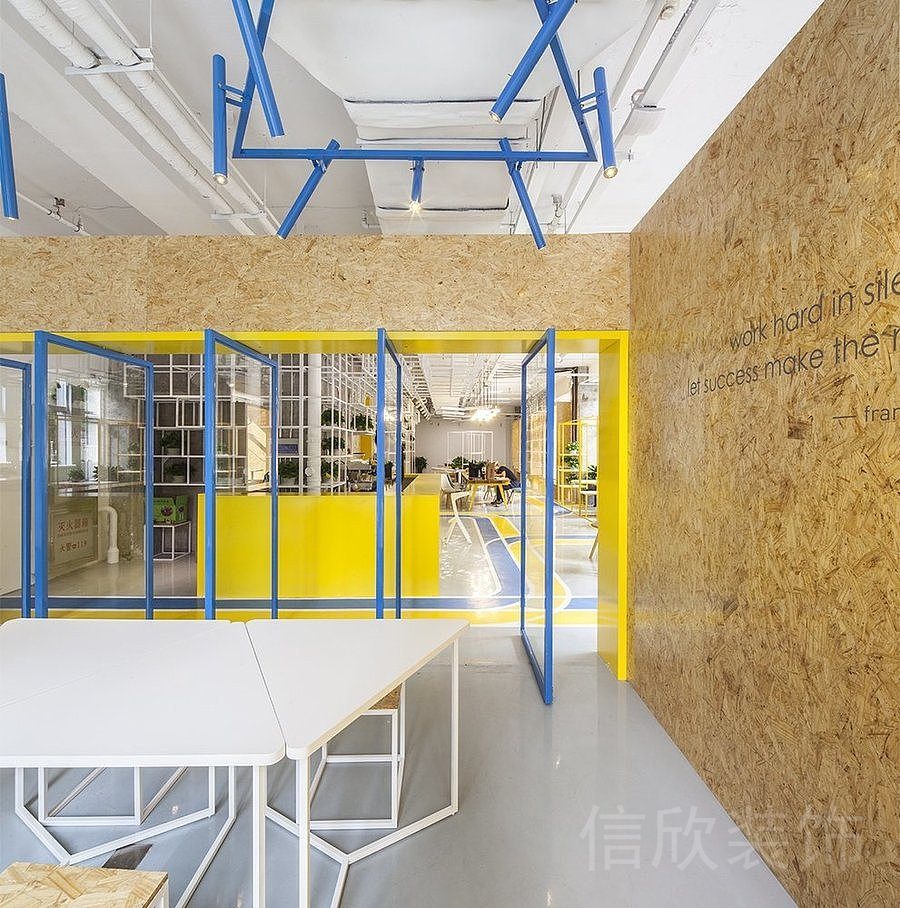 環(huán)保天然軟木墻紙寶藍(lán)色玻璃門(mén)框辦公室裝修設(shè)計(jì)