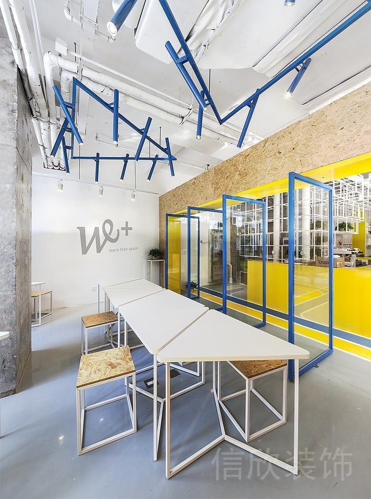 深圳市鹽田港鹽田區(qū)海港大廈幾何寶藍(lán)色射燈金屬燈飾半開(kāi)放式辦公室裝修設(shè)計(jì)