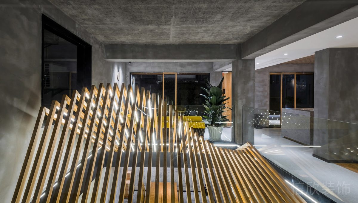 二樓新中式條紋實(shí)木裝置藝術(shù)辦公室過道