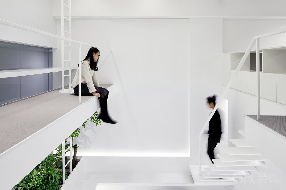 仿照木屋辦公室創(chuàng)意懸空爬梯效果圖