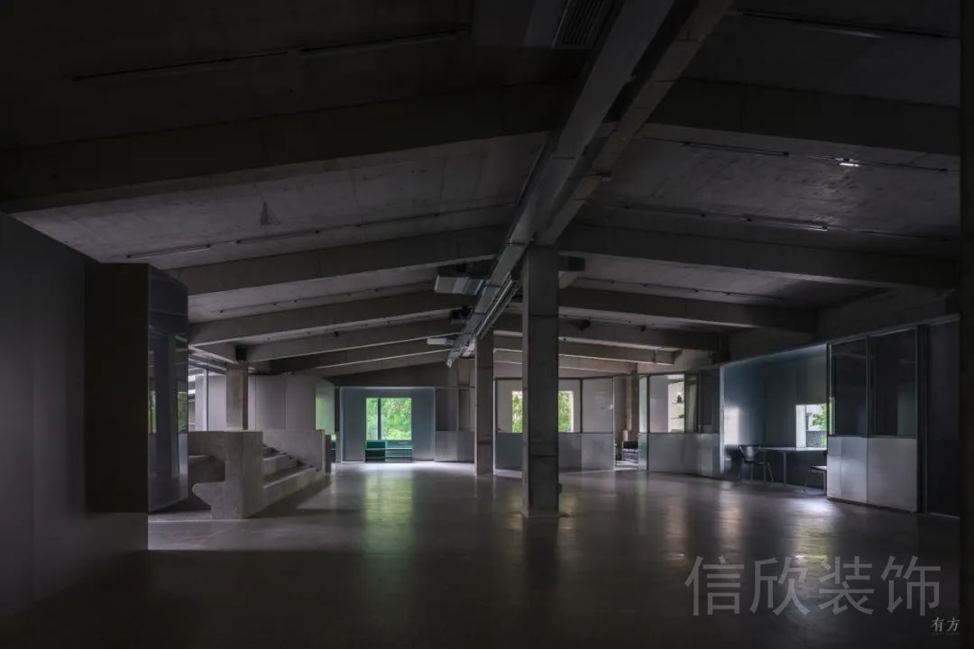 工業(yè)風(fēng)水泥天花板辦公室設(shè)計(jì)