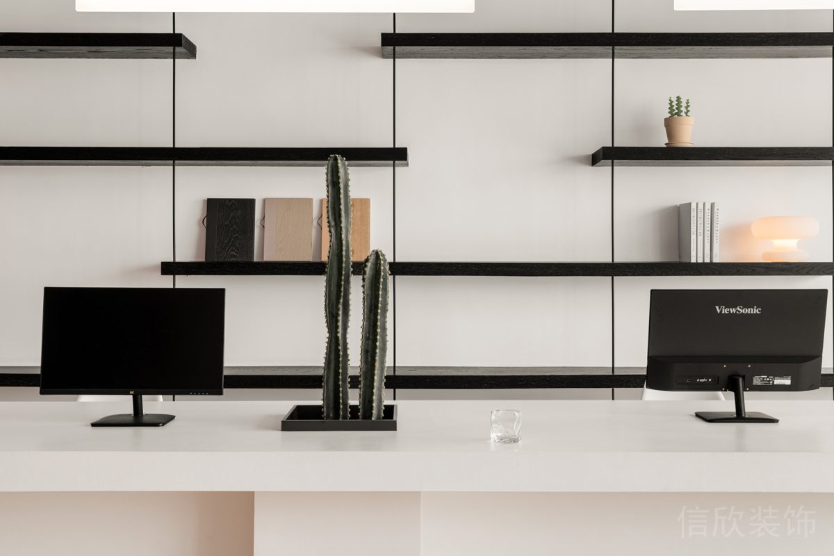 紅白色現(xiàn)代風辦公空間辦公區(qū)墻面黑色層板設(shè)計