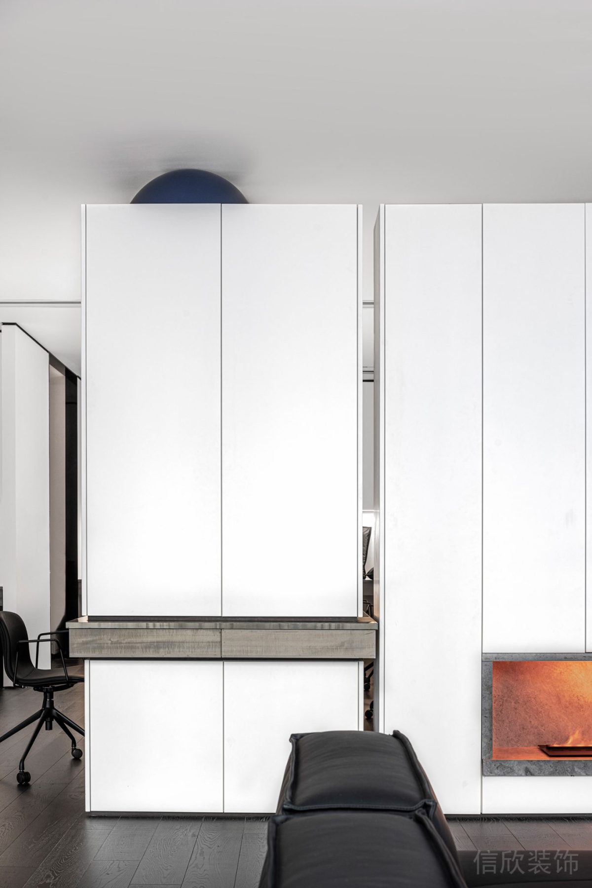 黑白色現(xiàn)代風(fēng)格辦公空間過道墻面壁爐裝修設(shè)計(jì)