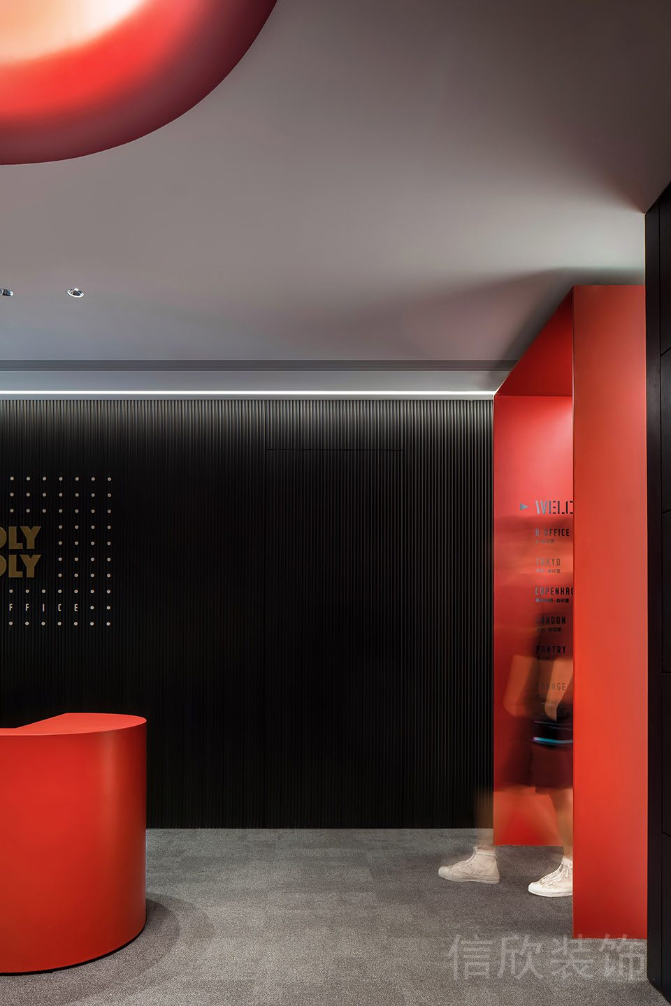 紅黑色調(diào)現(xiàn)代風(fēng)辦公空間紅色過道入口裝修設(shè)計