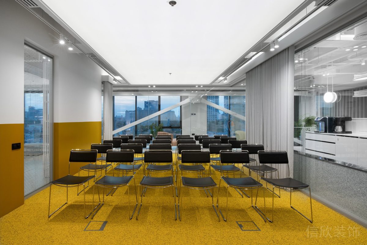 黃色工業(yè)風(fēng)玻璃洽談室設(shè)計