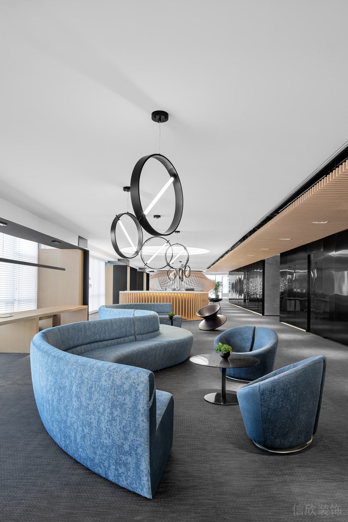 弧形曲線設(shè)計(jì)沙發(fā)接待處裝修