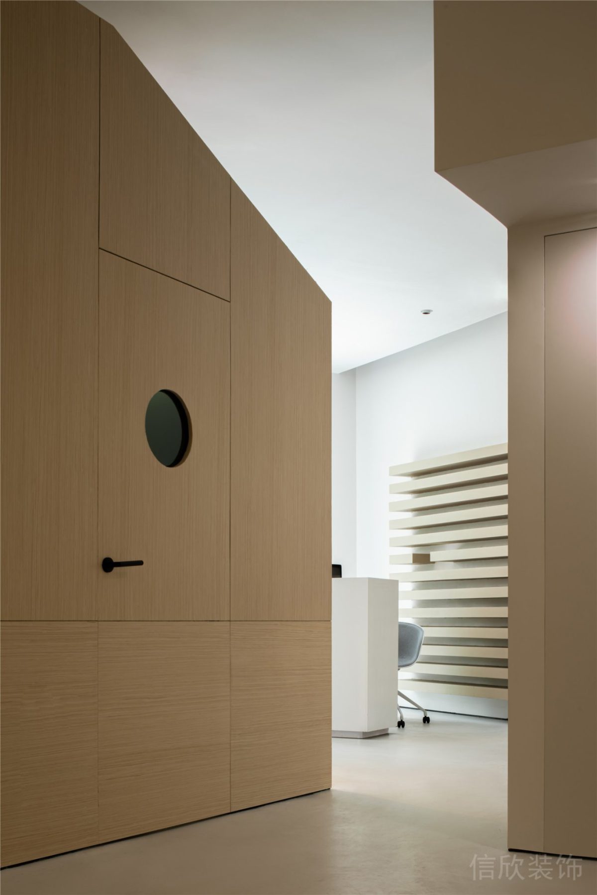 極唱聲樂培訓(xùn)中心過道實(shí)木文件柜裝修