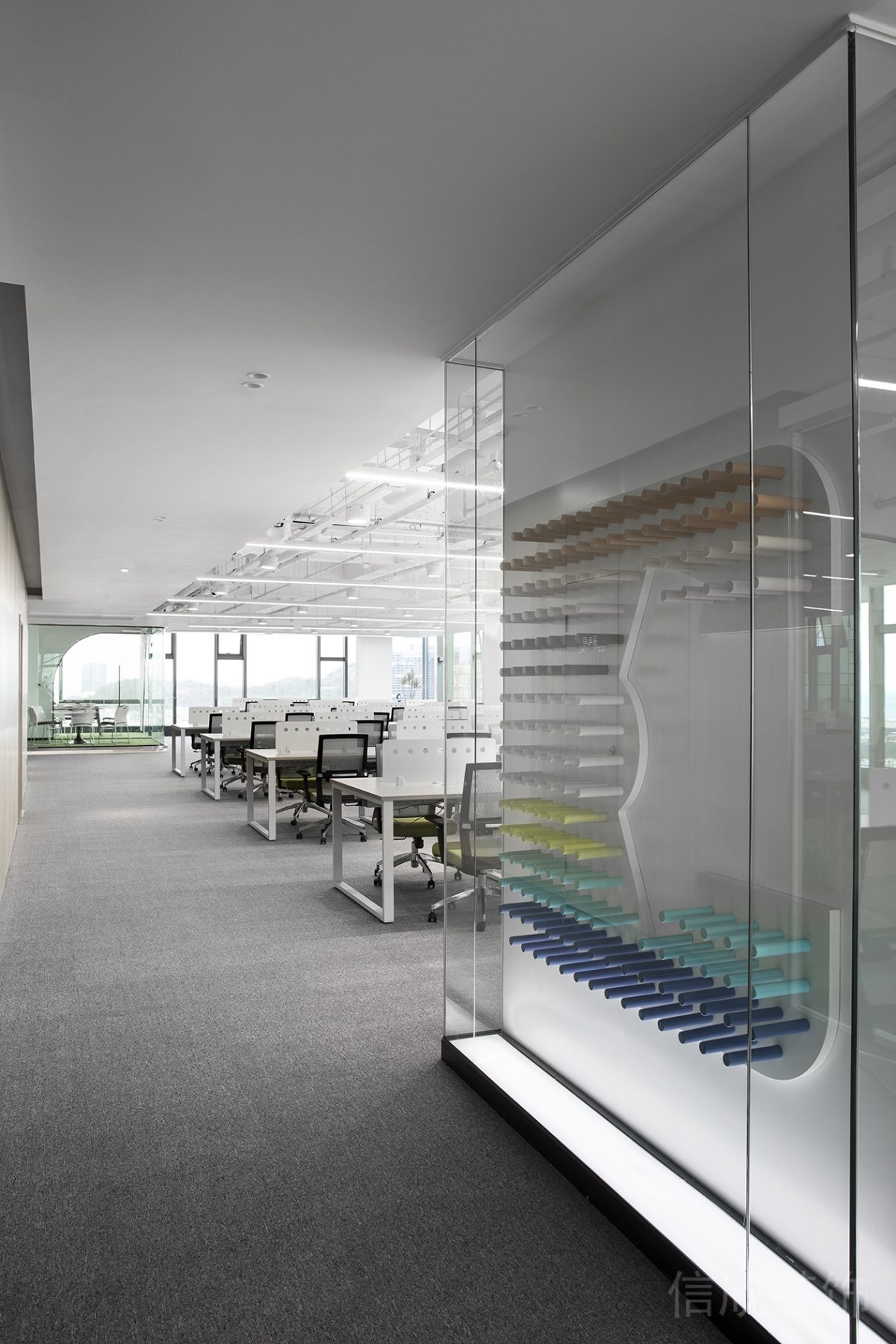 極簡現(xiàn)代風辦公空間過道墻面藝術(shù)裝置裝修設(shè)計