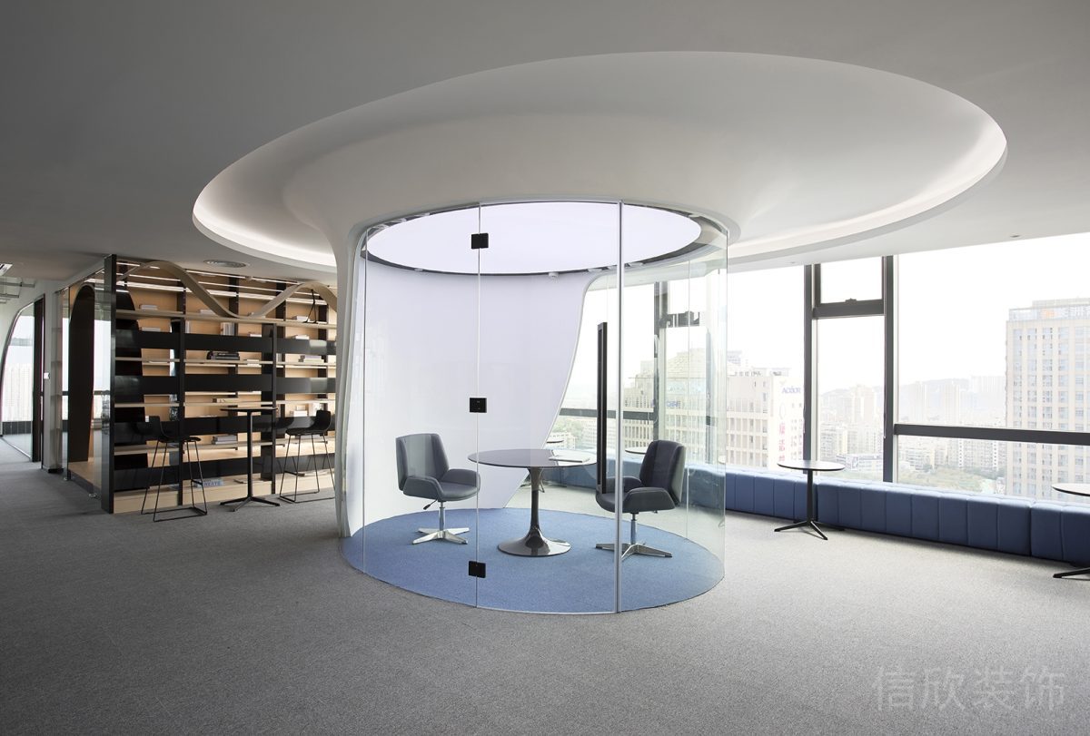 極簡現(xiàn)代風辦公空間圓形玻璃洽談室裝修設(shè)計