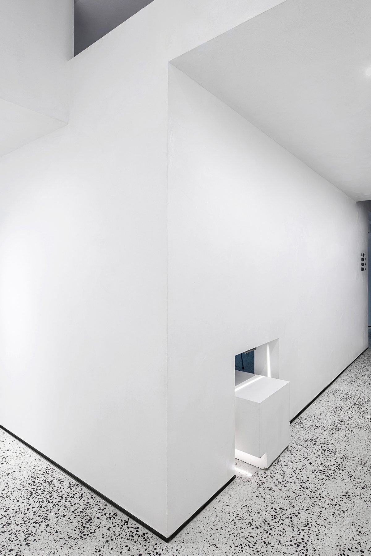 藍(lán)白極簡風(fēng)攝影工作室過道墻面設(shè)計