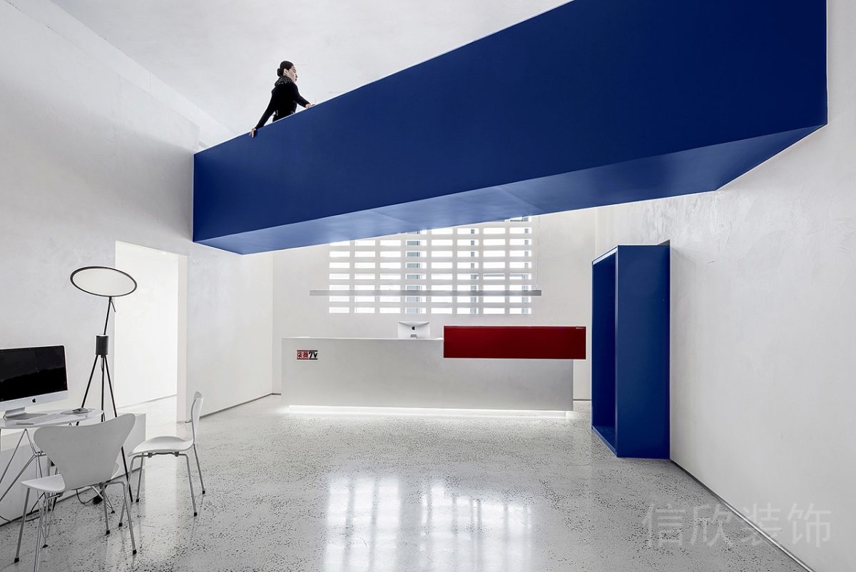藍(lán)白極簡風(fēng)攝影工作室接待臺裝修設(shè)計