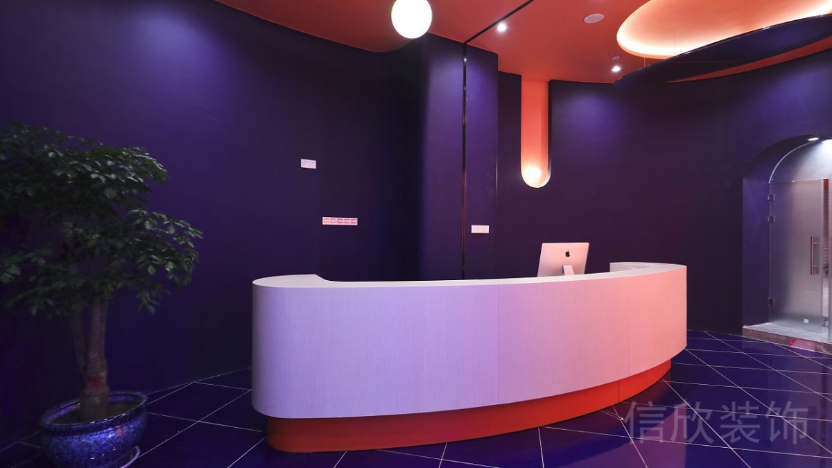 龍華區(qū)理想時代大廈同心游泳館裝修設(shè)計開放式前臺墻漆與柜臺的撞色設(shè)計