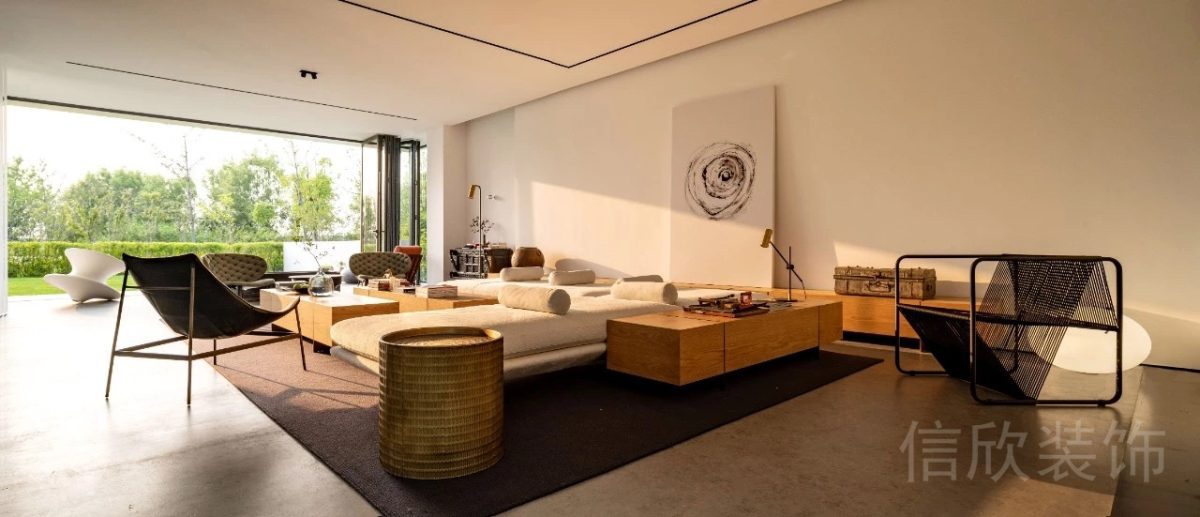 前臺處實(shí)木落地玻璃窗等候區(qū)域設(shè)計(jì)