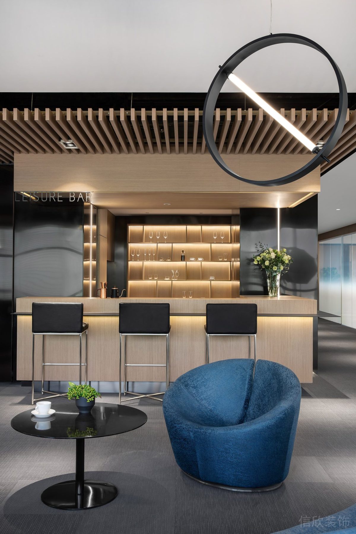 水吧臺(tái)公共休息區(qū)域木飾柵格板辦公室