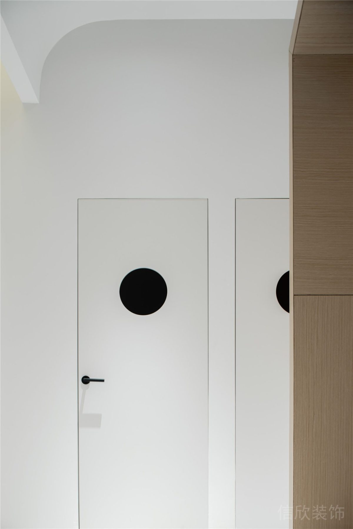 聲樂培訓(xùn)中心白色木門圓形觀察窗