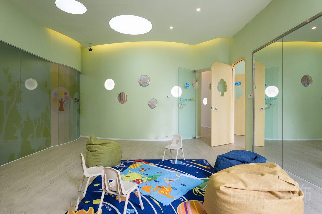 深圳市財(cái)富大廈瓏瓏兒童培訓(xùn)中心裝修設(shè)計(jì)培訓(xùn)教室全落地式玻璃