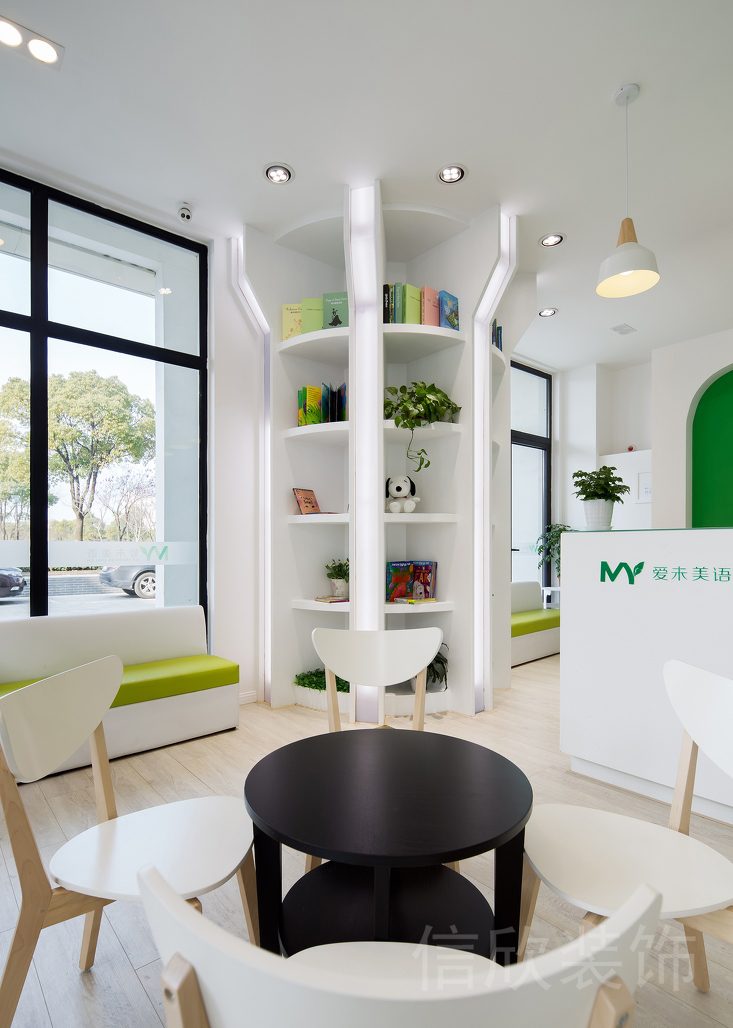 深圳田貝愛(ài)未英語(yǔ)培訓(xùn)機(jī)構(gòu)黑色洽談小圓桌圖片