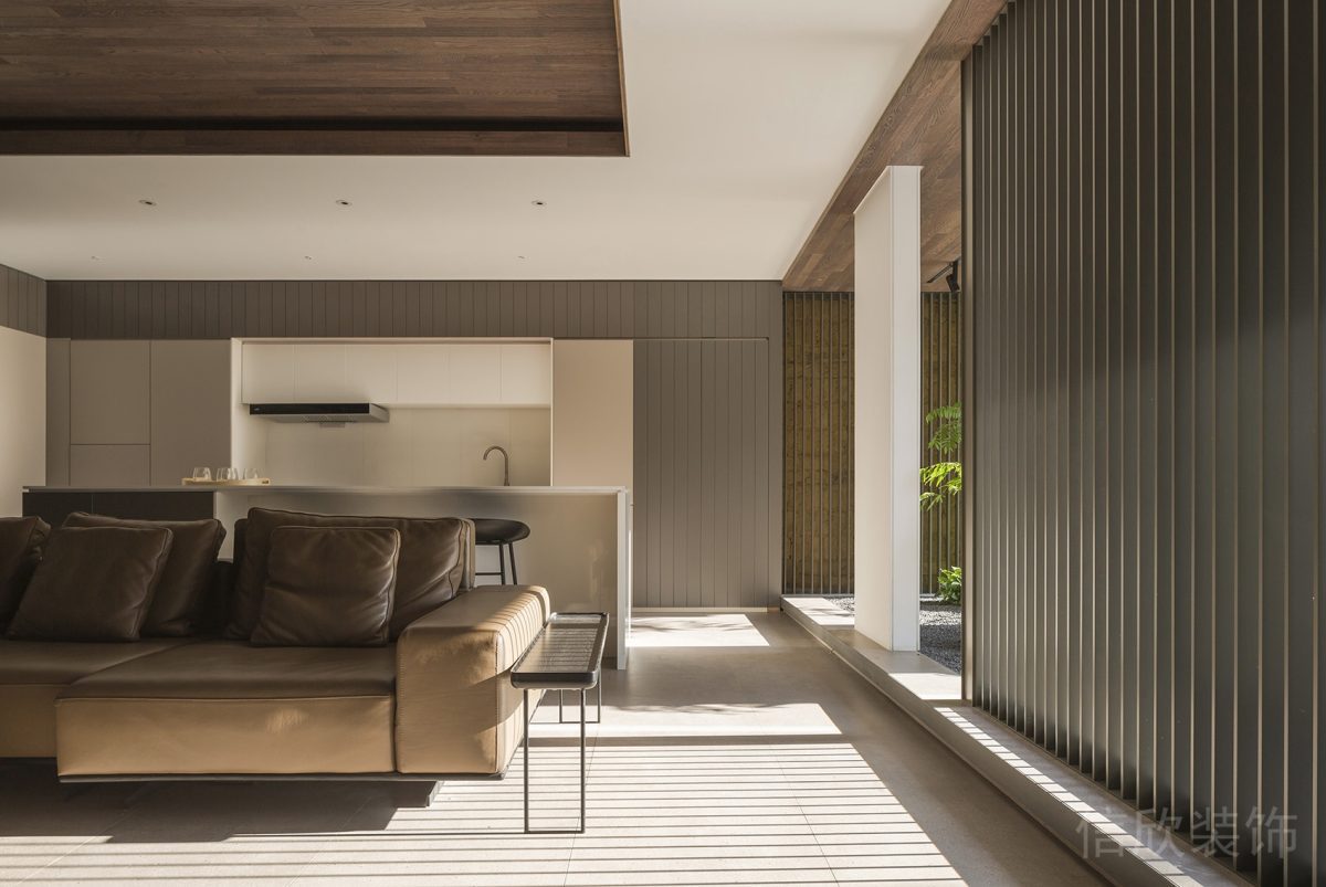 條紋鏤空式隔斷墻辦公室裝修設(shè)計