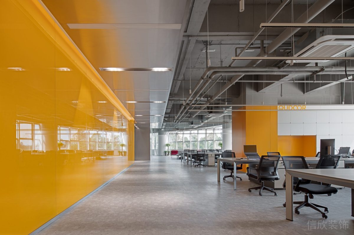 現(xiàn)代工業(yè)風(fēng)辦公空間過道黃色鋁扣板墻面裝修設(shè)計(jì)