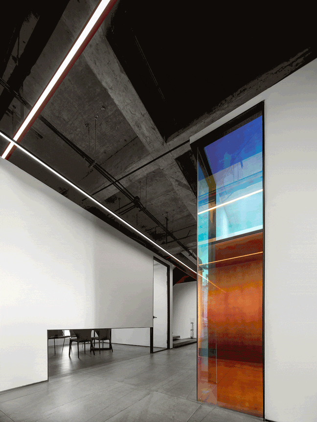 現(xiàn)代工業(yè)風(fēng)辦公空間過道墻面漸變玻璃裝修設(shè)計(jì)