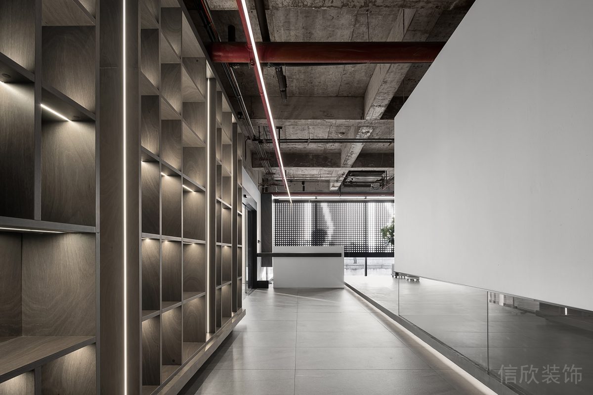 現(xiàn)代工業(yè)風(fēng)辦公空間過道深色木飾面柜體裝修設(shè)計(jì)