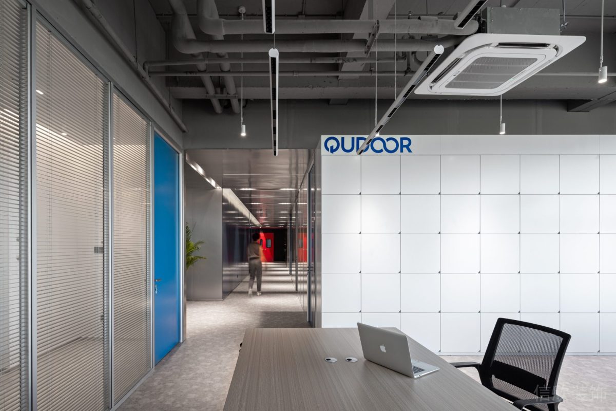 現(xiàn)代工業(yè)風(fēng)辦公空間開放辦公區(qū)白色柜體裝修設(shè)計(jì)