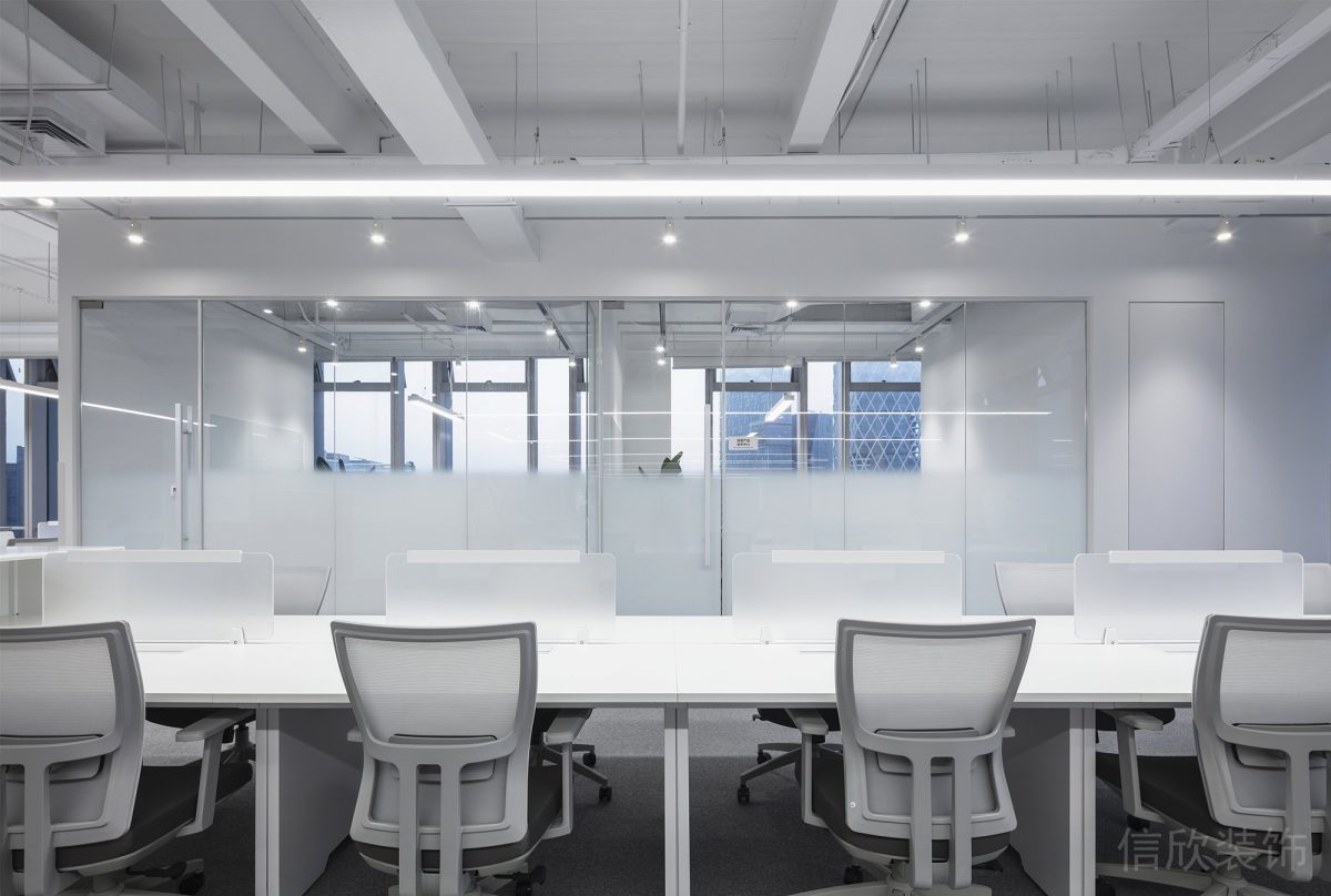 現(xiàn)代淺色工業(yè)風天花板辦公室設計