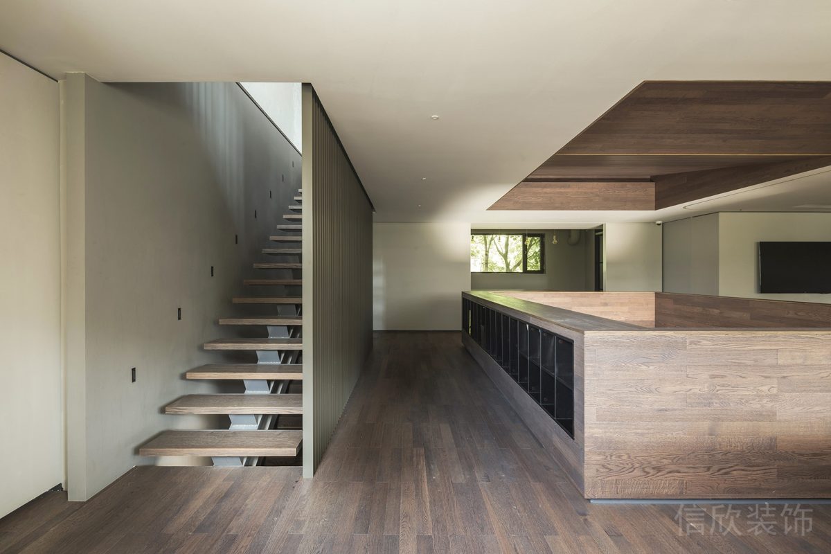 懸空樓梯過道木質(zhì)裝修辦公室設(shè)計