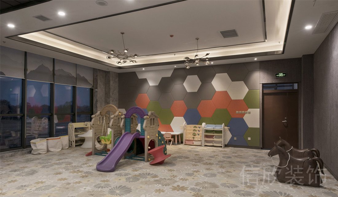 雪松大廈墨丁國(guó)際英語(yǔ)裝修設(shè)計(jì)兒童休息區(qū)六邊形彩色拼花墻面