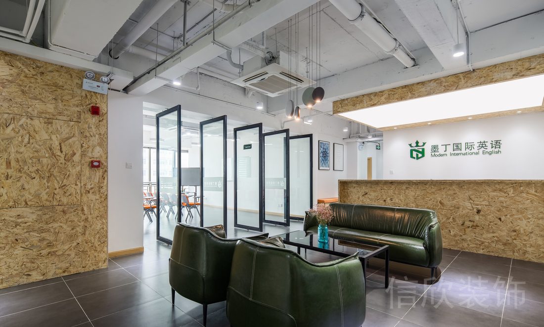 雪松大廈墨丁國(guó)際英語(yǔ)裝修設(shè)計(jì)原木前臺(tái)