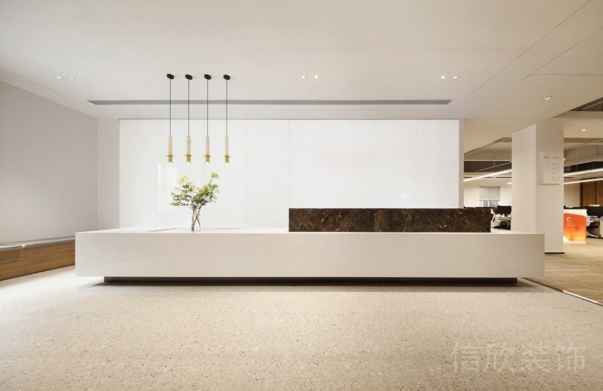 原木風現(xiàn)代風格辦公空間白色接待臺裝修設(shè)計.jpg