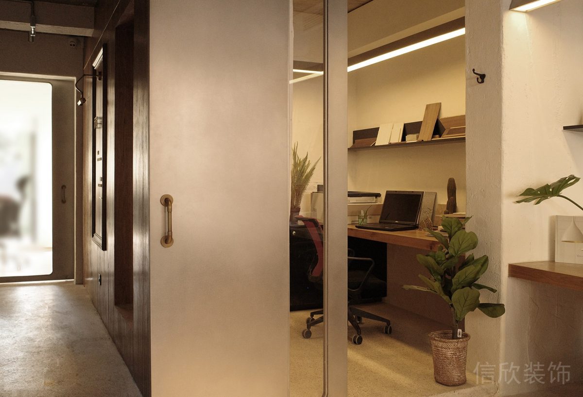 金屬把手復(fù)古風(fēng)獨(dú)立辦公室及拐角過道設(shè)計(jì)