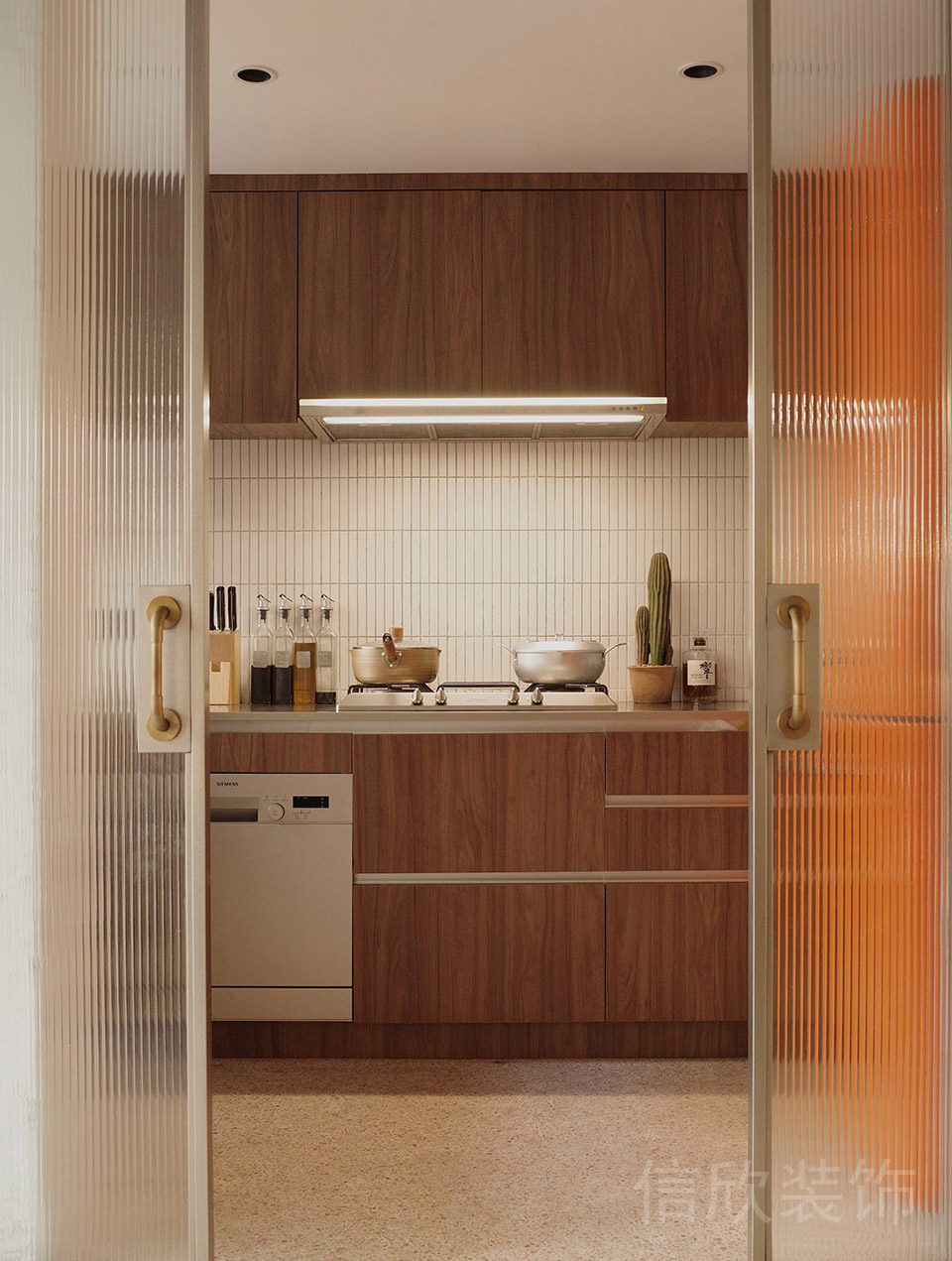 簡(jiǎn)易烹飪區(qū)域磨砂玻璃推拉門(mén)隔斷辦公室空間